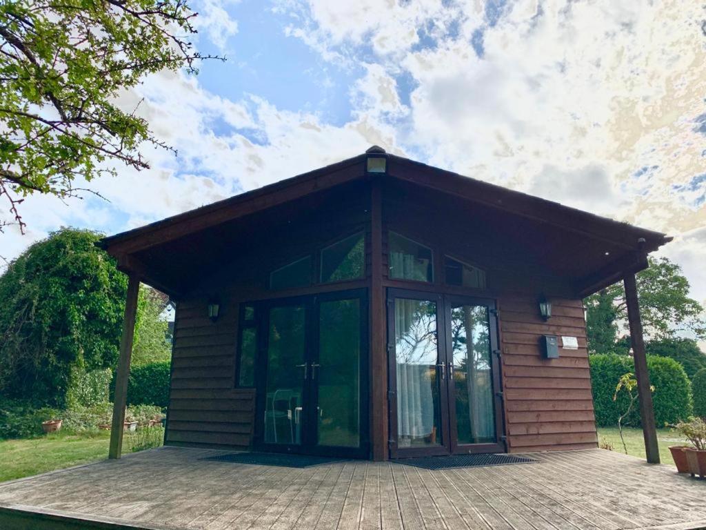 The Reading Whole Chalet With Lake And Two Acre Gardens Exteriér fotografie