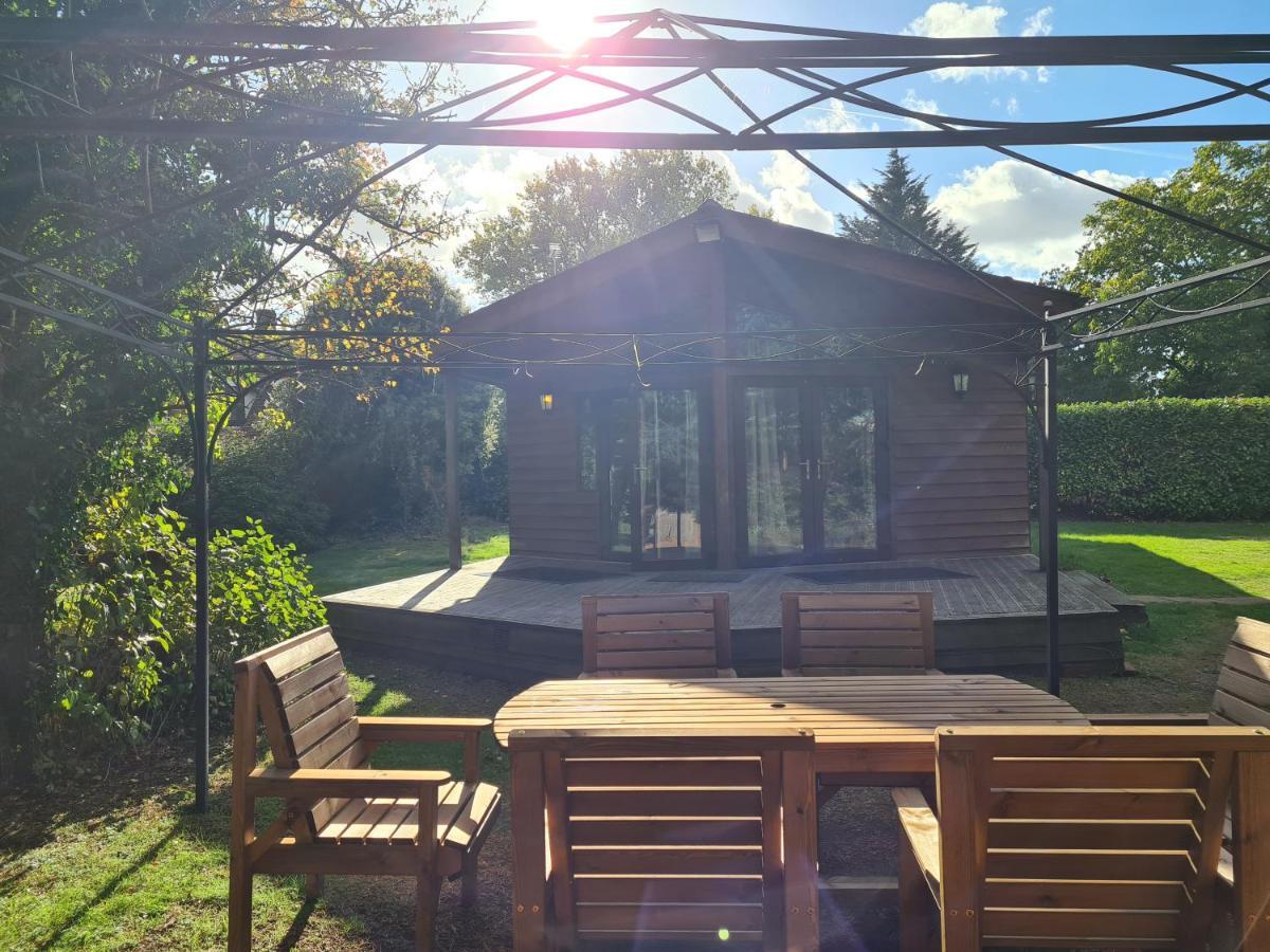 The Reading Whole Chalet With Lake And Two Acre Gardens Exteriér fotografie