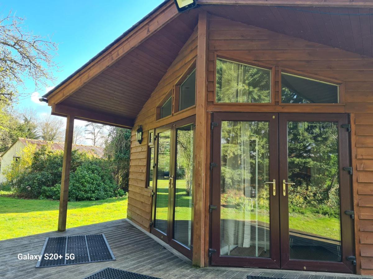 The Reading Whole Chalet With Lake And Two Acre Gardens Exteriér fotografie