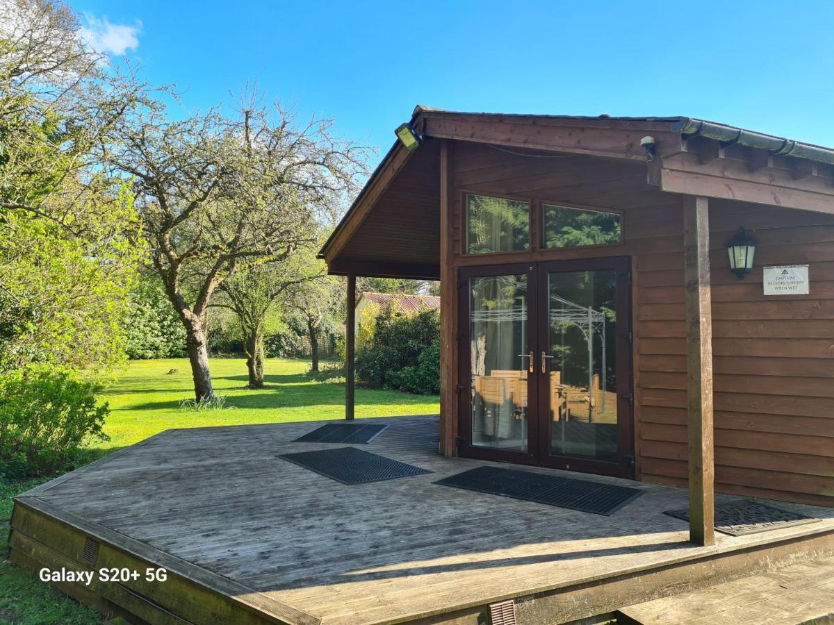 The Reading Whole Chalet With Lake And Two Acre Gardens Exteriér fotografie